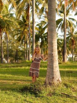 美模Helen在椰子树林里的勾魂美体1