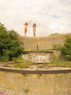 美模Lidia和Maria堤坝上的清纯人体